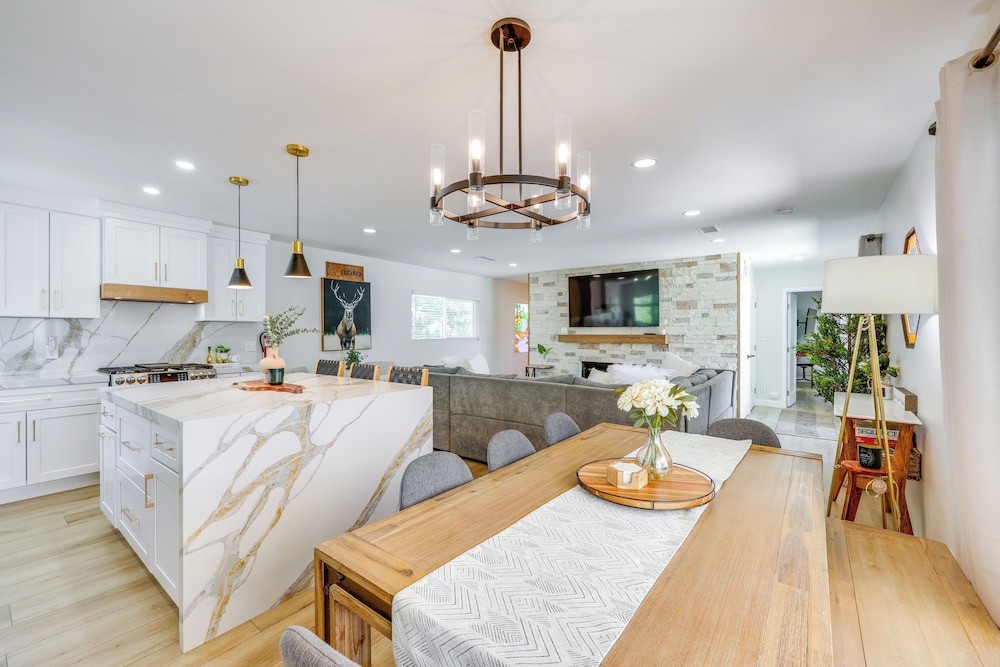 Walk to The Village Shops/eats: Big Bear Lake Home