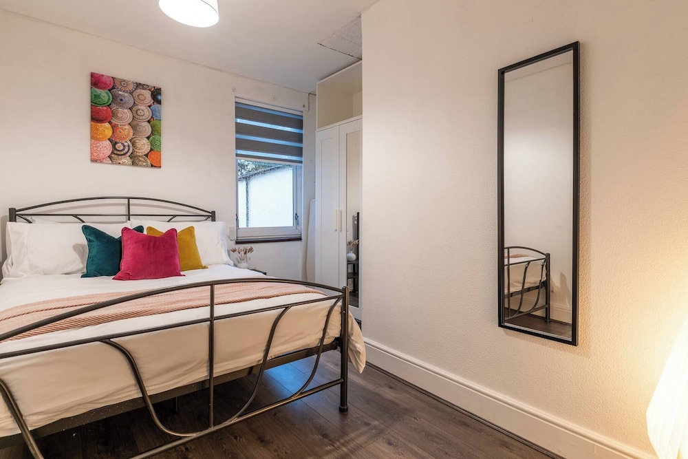 Sleek City Getaway - Walkable & Free Parking