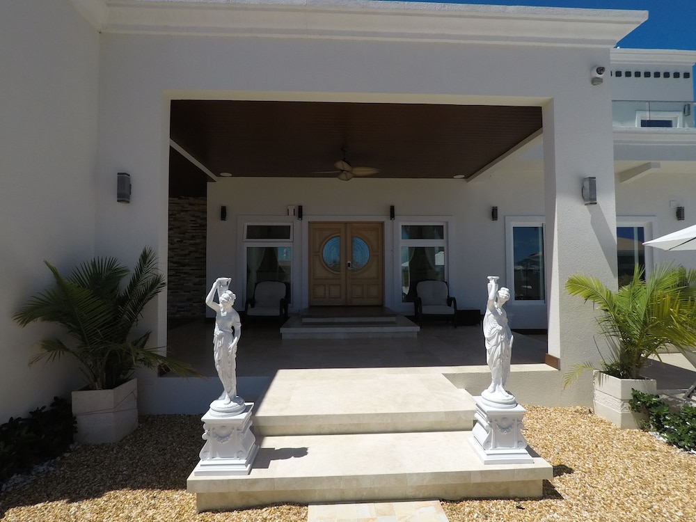 Hotel The White House TCI - Image 1