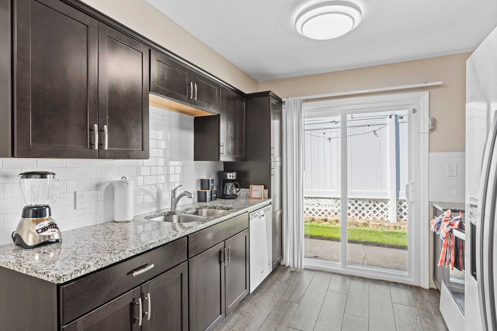Spacious 3BR w/ Tiki Bar + Shared Pool Walk to Beach, Near 30A & Pier Park