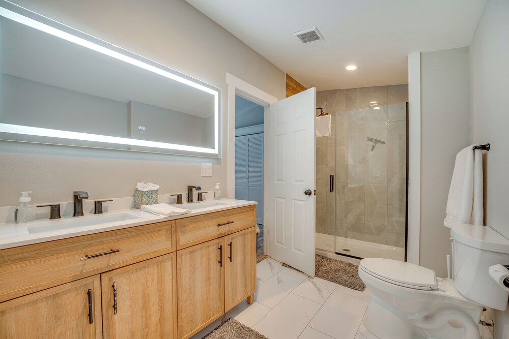 2 Blocks to Downton Chelan: Home w/ Hot Tub!