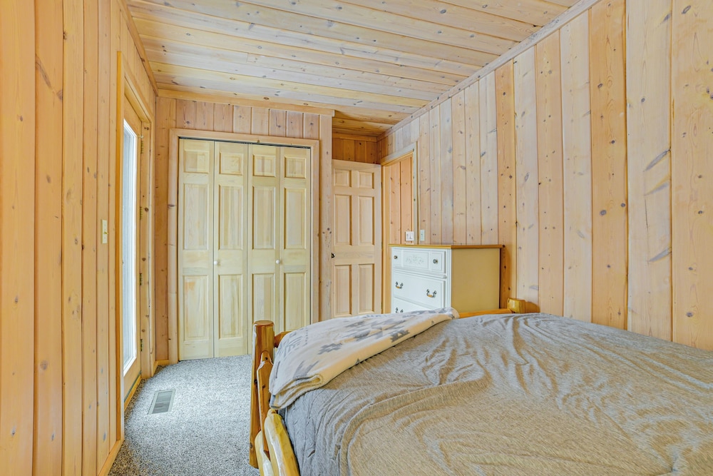 < 1 Mi to Nubs Nob Ski: Cabin w/ Sauna & Deck!