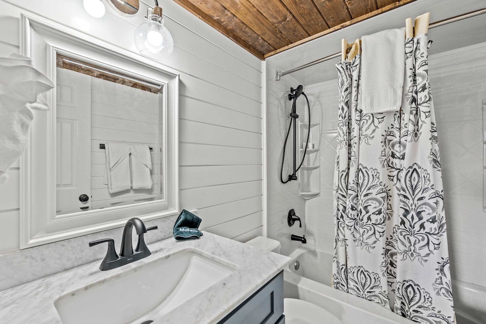 Luxe Condo - Mountain Views - Pool Hot Tub Sauna