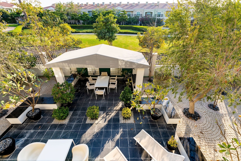 Artsy 4BR DIP Villa w Community Pool Gym