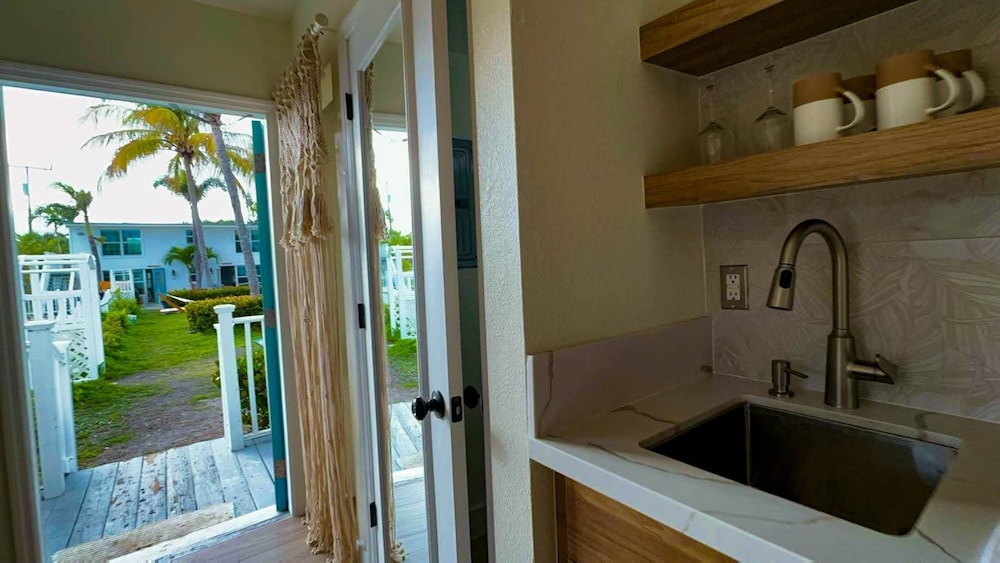 13 Queen Size Bedroom Near the Beach Pet Friendly