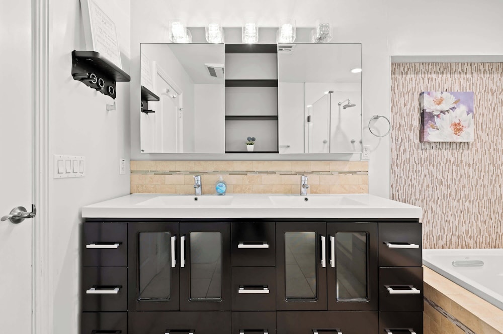 Luxury Estate With Sparkling Pool & Elegant Amenities
