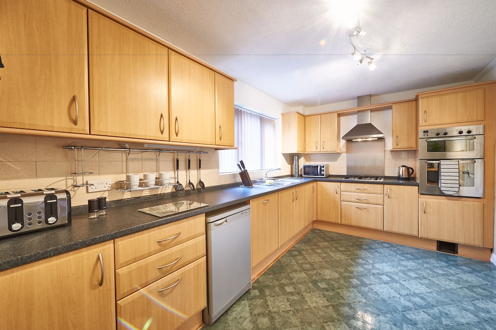 Northleigh House, Furzton, 6 Bedroom/5 Bathroom House