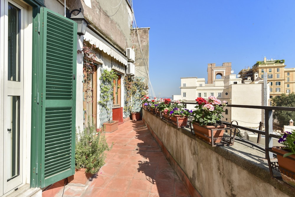Rome at Your Feet Apartment with Terrace