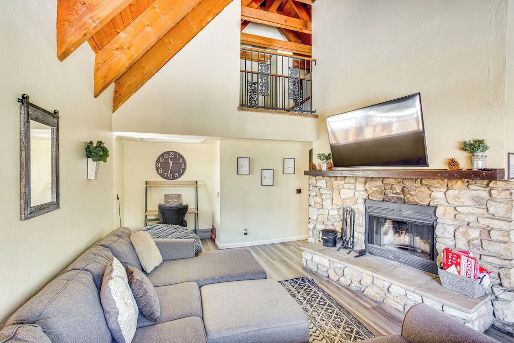 7 Mi to Big Bear Lake: A-frame Home w/ Deck!
