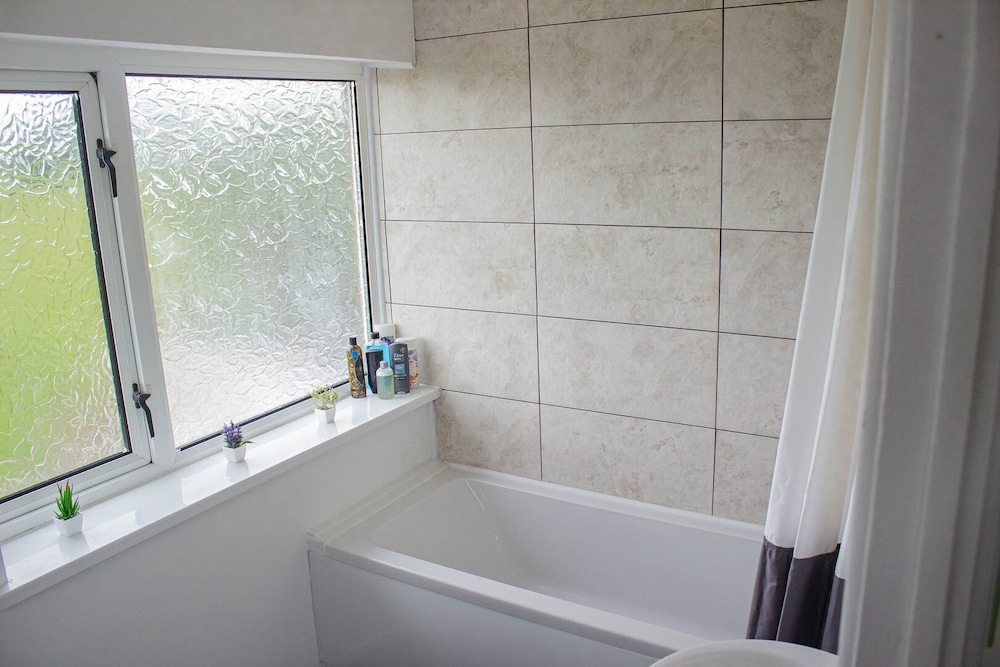 Swansea 3 Bedroom Home With Parking & Garden