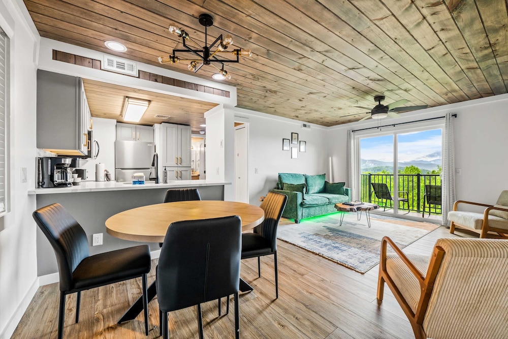 Gatlinburg Condo King Bed Pool Mountain Views