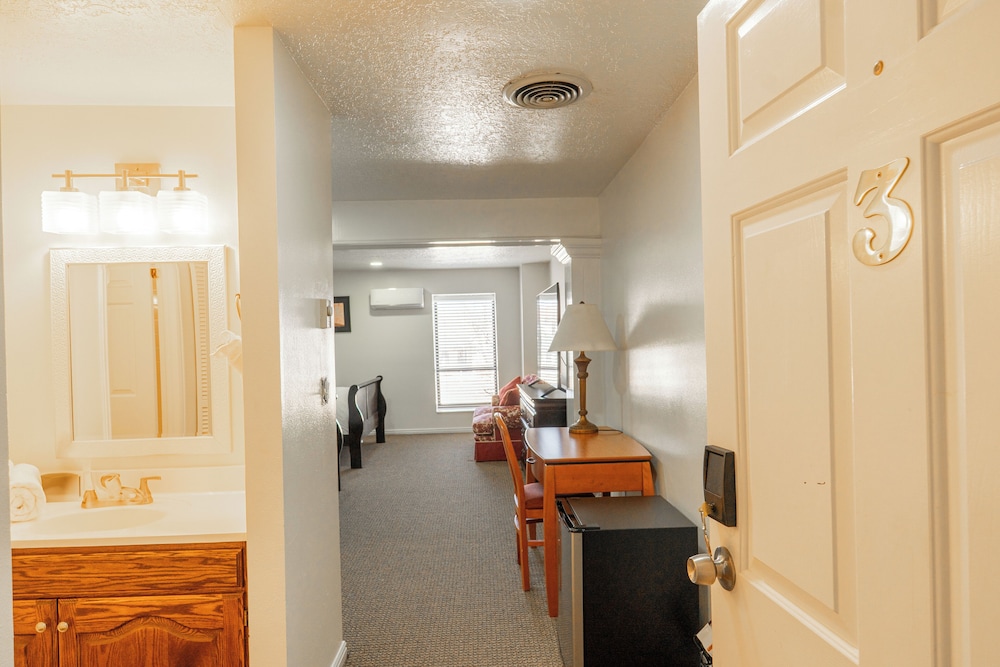 Road Creek Inn