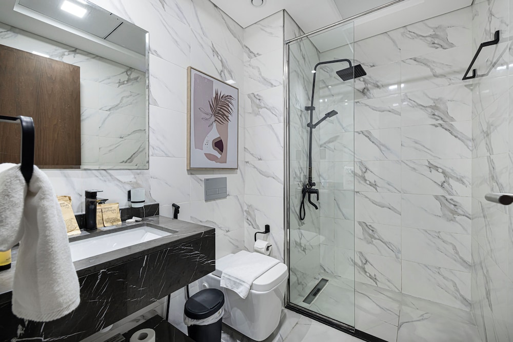 Relaxing & Bright 1BR in JVC