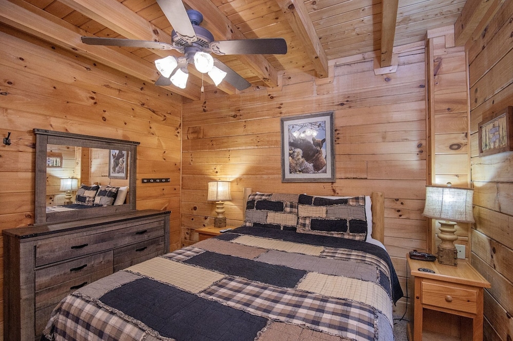Er258- Sweet Memories Great Location- Close To Town 5 Bedroom Cabin by RedAwning view 4