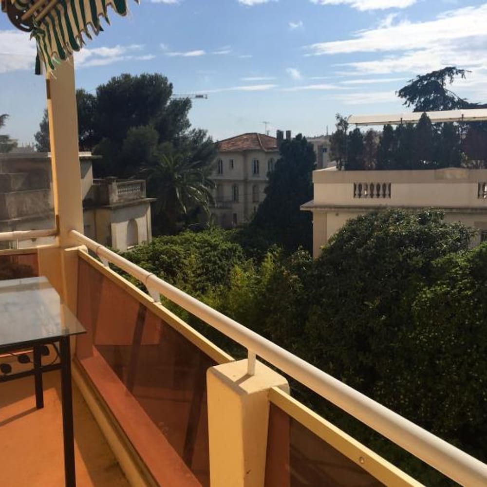 Pleasant 2 Bed Apartment in the Calm Palm Beach Area of Cannes With Beaches Nearby on all Sides - 1525