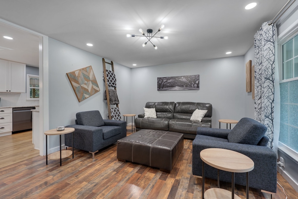 Relaxing Retreat Near North Hills & Downtown 3 Bedroom Home