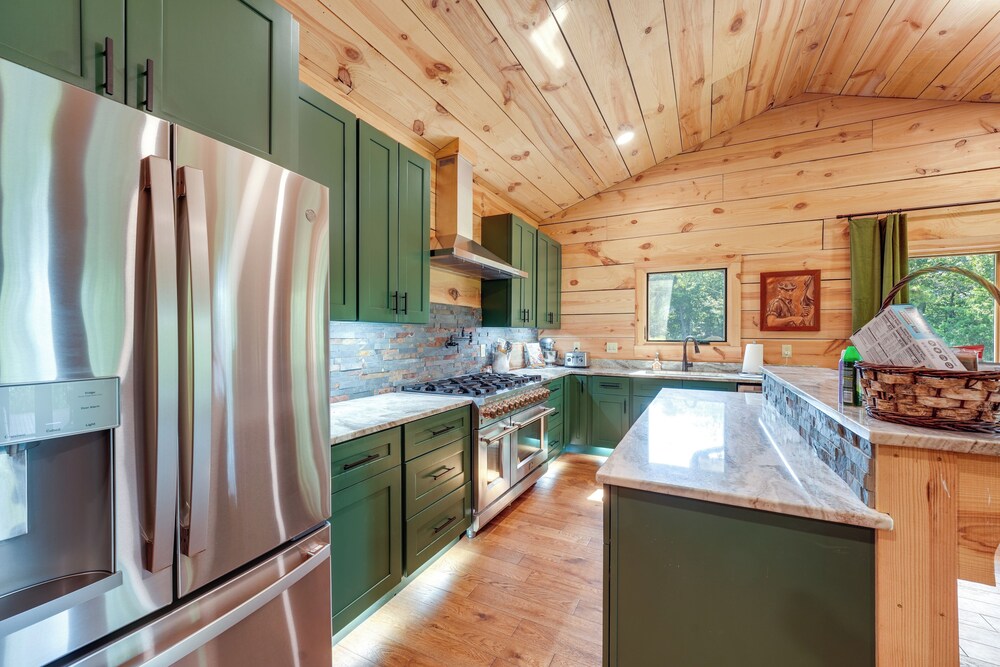 400 Acres on Lavender Mtn: Getaway w/ Hot Tub!