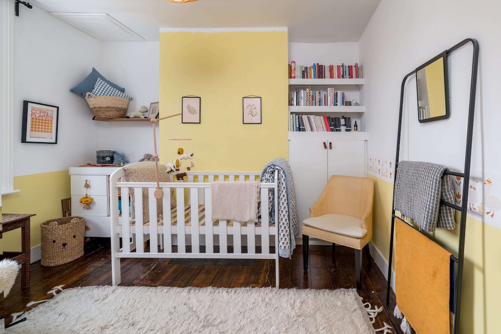 JOIVY Stylish 2-Bed House W/ Private Garden In Hackney
