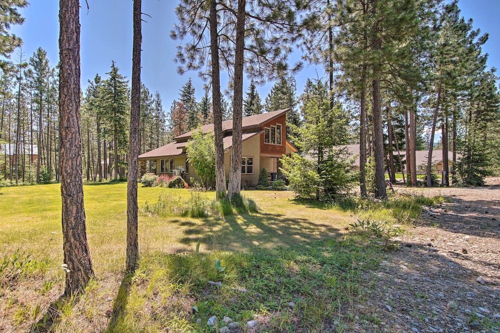 Modern-rustic Ronald Getaway: Hot Tub, Grill!