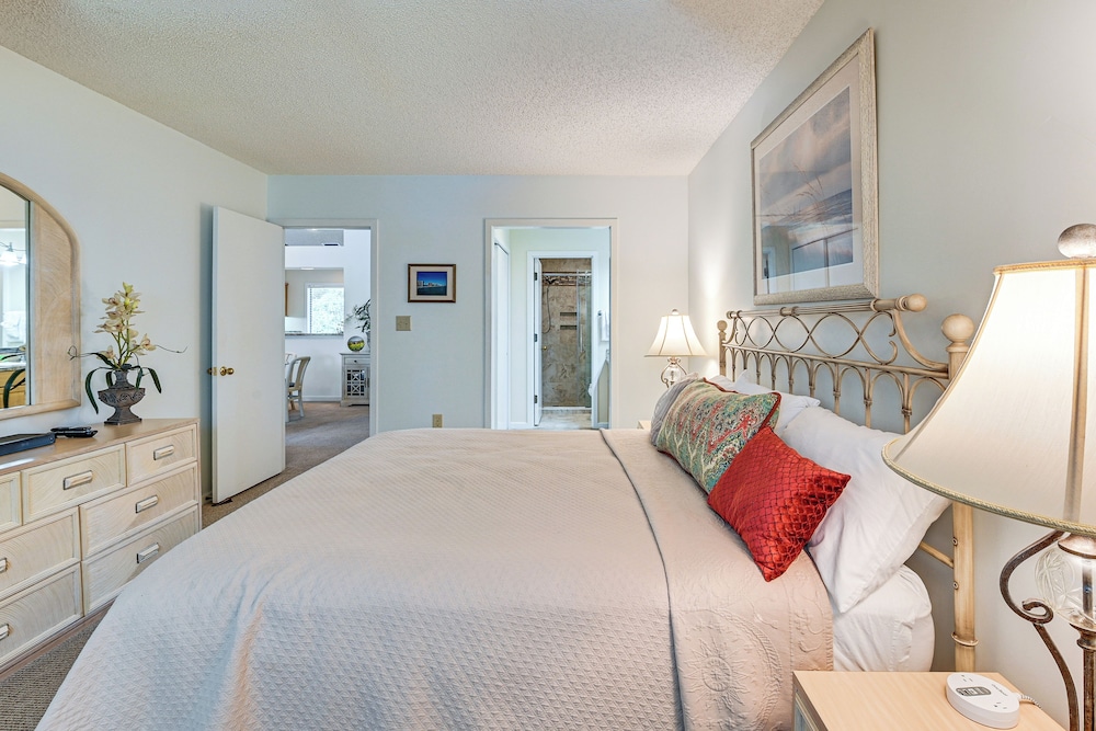 Unwind Poolside & Walk to Ocean! Myrtle Beach Unit