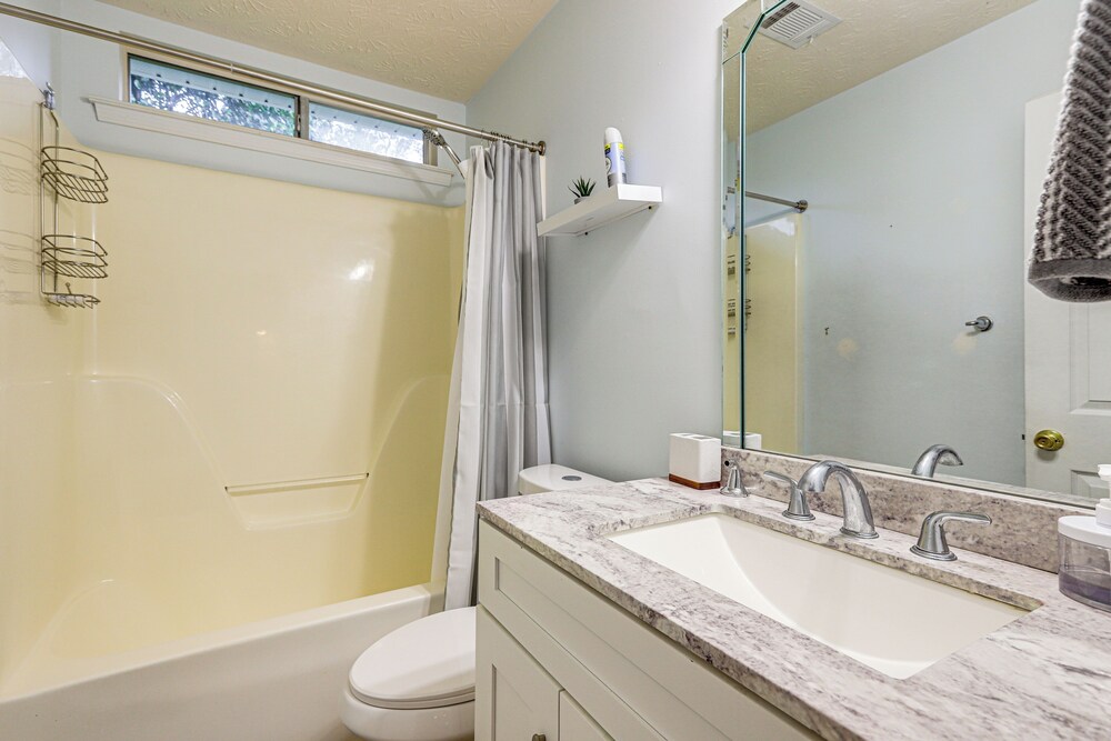 7 Mi to Dtwn Covington: Bright Home w/ Deck & Yard