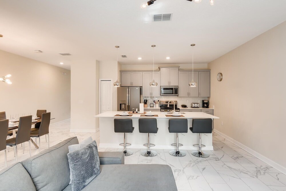 408 OC - Luxe 4BR Townhome Private Pool 11 Guests