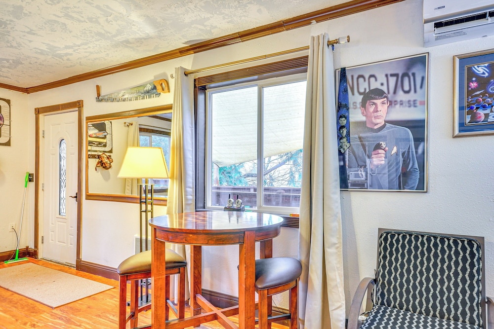 4 Mi to Sandy River Access: Studio w/ Mtn Views!
