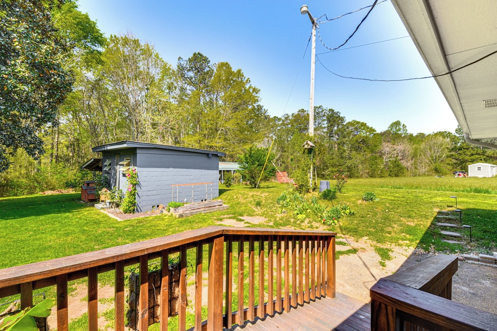 5 Mi to Lake Keowee: Stylish Salem Home w/ Yard!