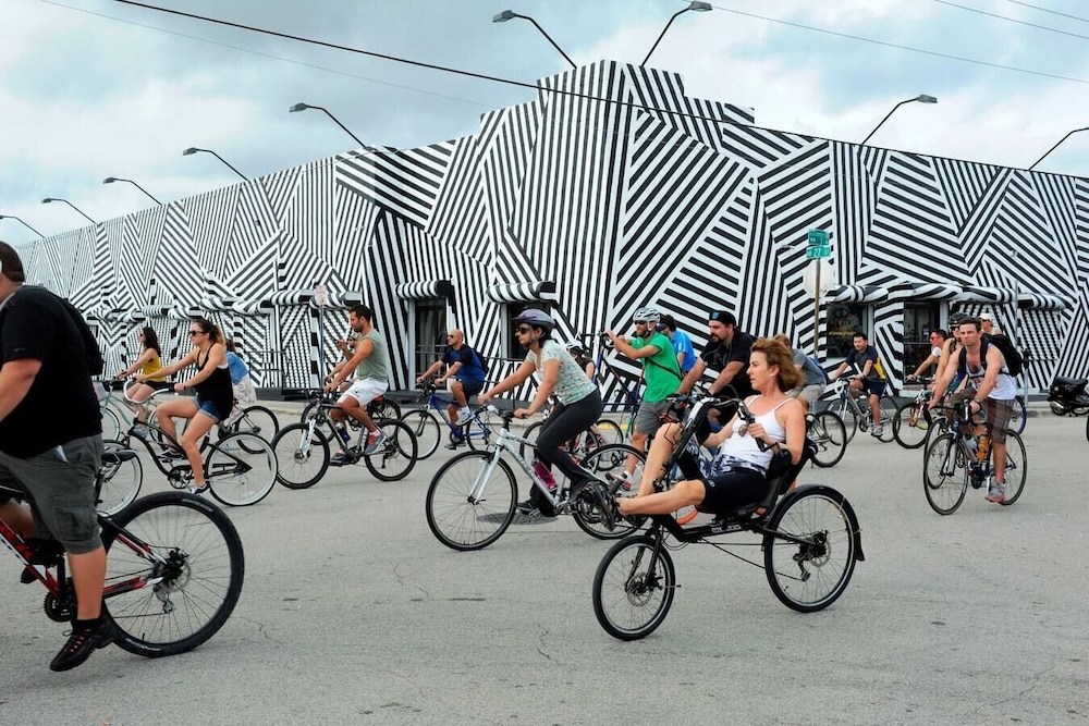 Miami 2 Bedroom Home Trampoline BBQ Street Art