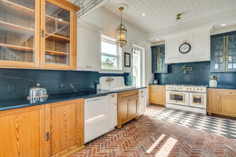 Luxe Pine Island Living: Historic Old Florida Gem!