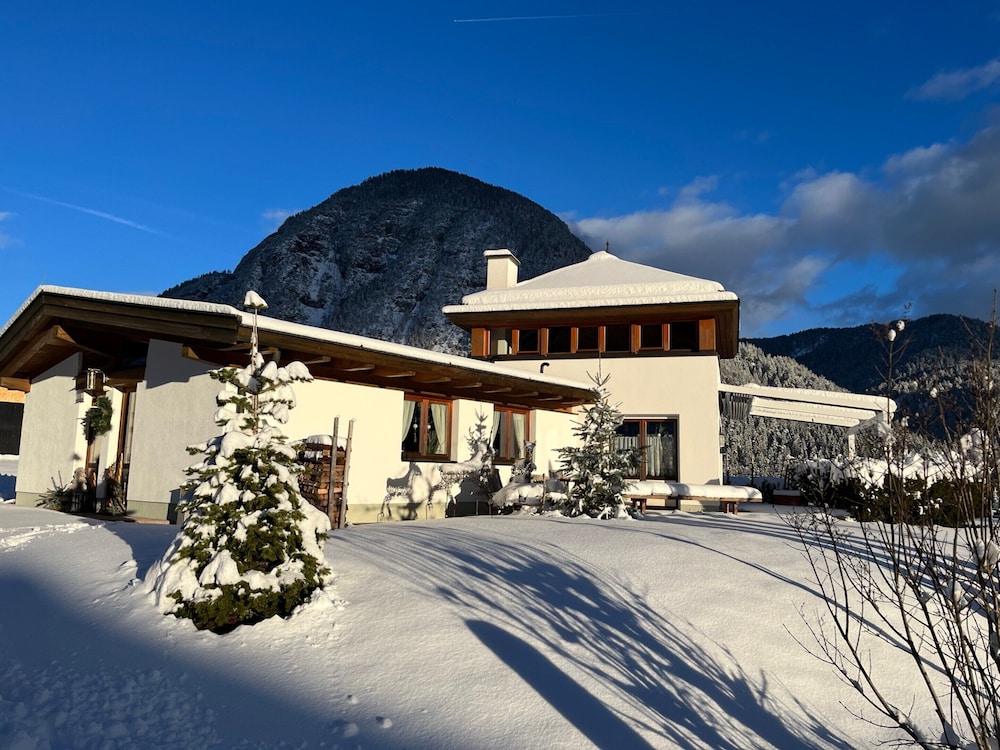 Chalet Leutasch With Ski Trail & Mountain Views