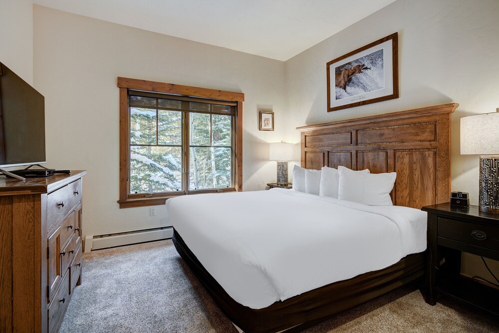 Spacious, Updated Townhome With Private Garage 3 Bedroom Condo