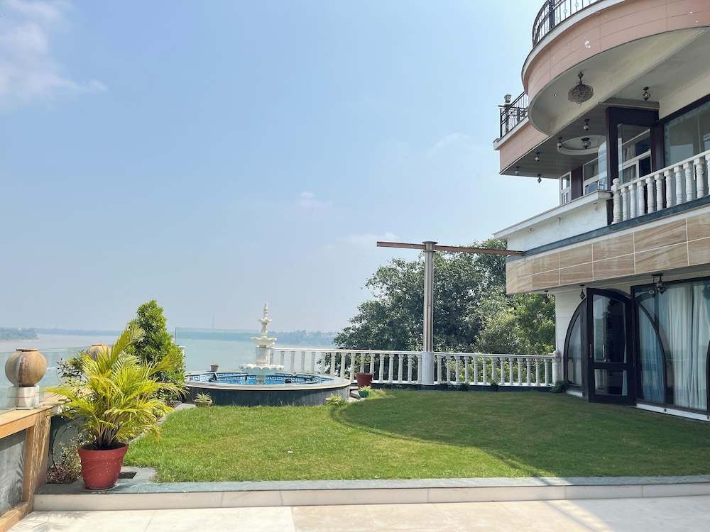 TreeHouseNarmade A Riverfront Resort Spa