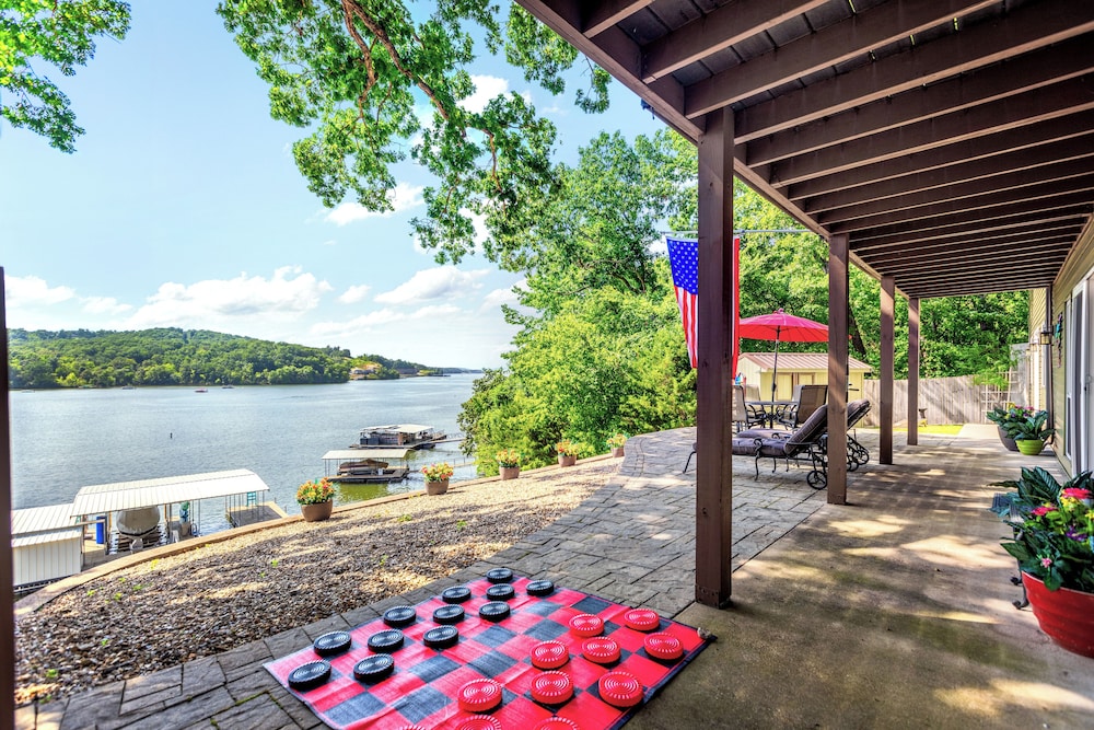 Lakeside Oasis Room for 12!