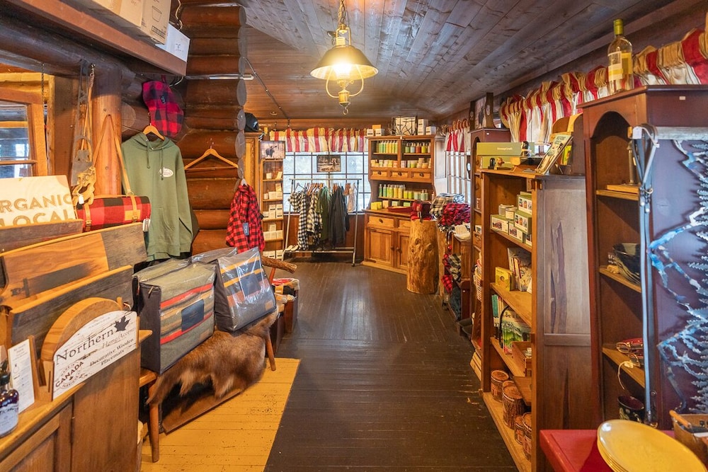 Storm Mountain Lodge Cabins & Dining