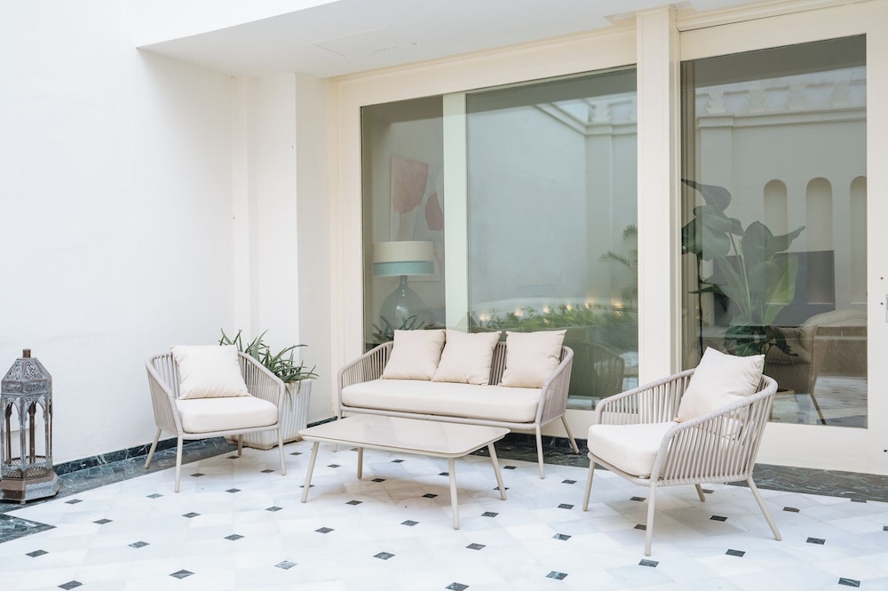 Luxurious Apartment with Patio and Pool