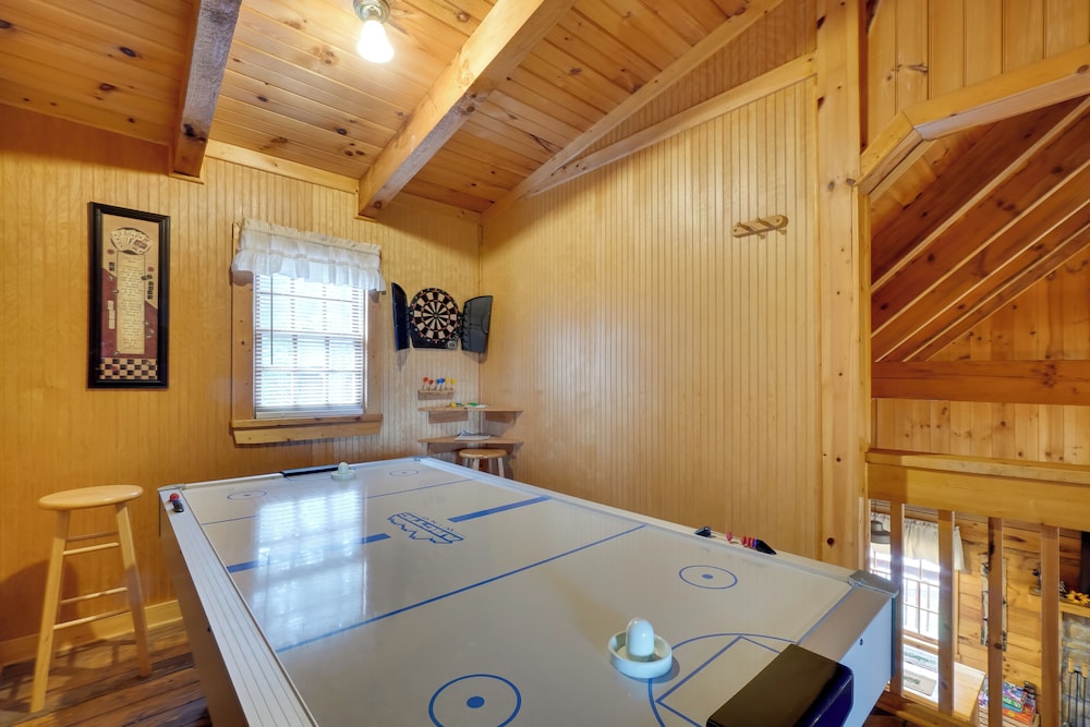 Hot Tub & Deck! 'bear Hugs Cabin' Near Gatlinburg