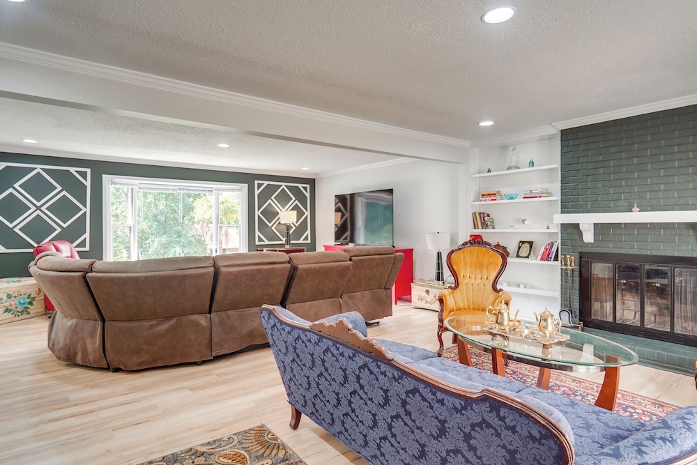 Pool & Game Room: Family Retreat in Fayetteville