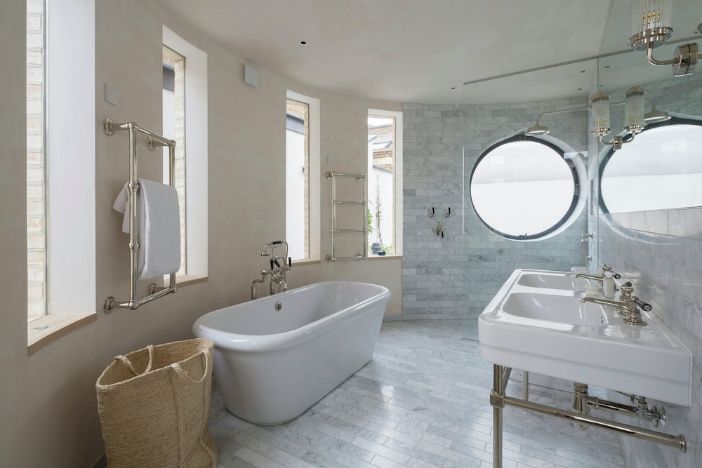Blythe Road by Onefinestay