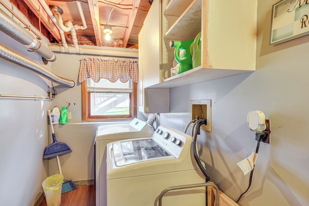 Pool, Deck & Grill: Spacious Apt in Naugatuck!