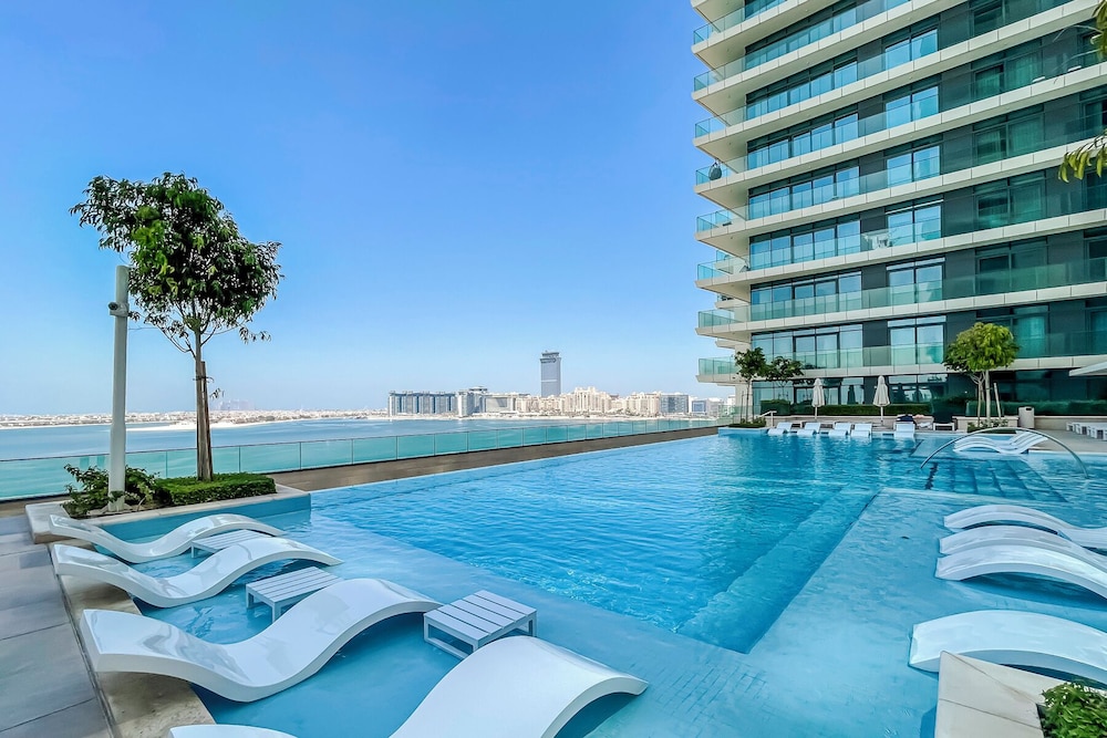 Luxurious 1BR in Beach Vista