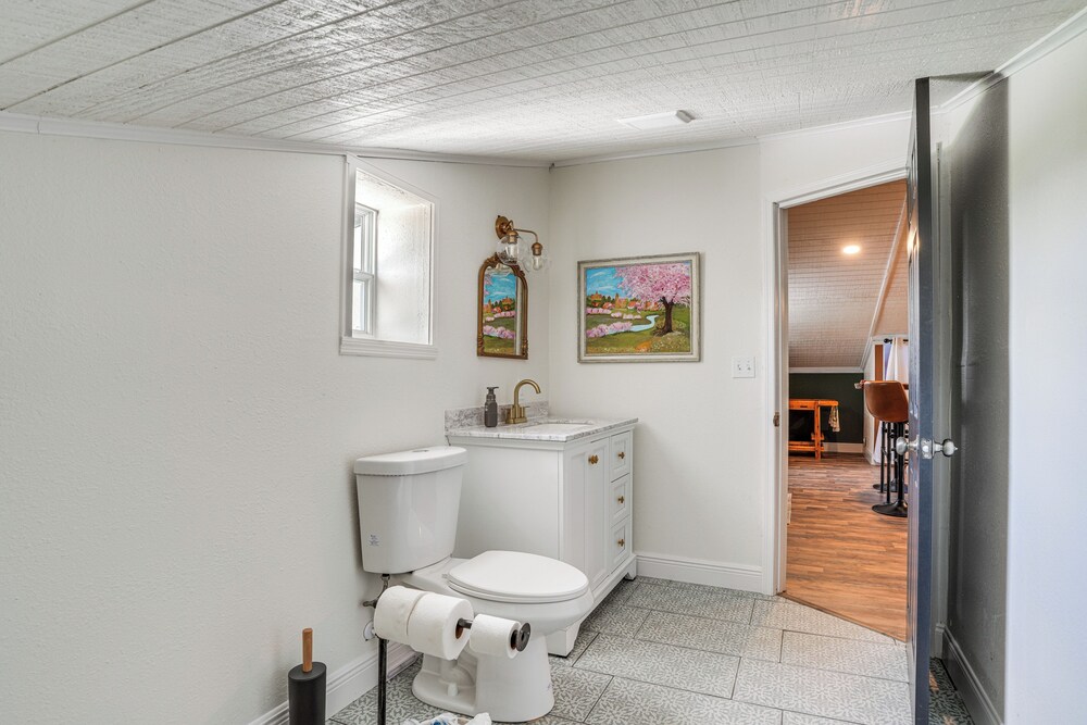 Cozy Altoona Studio w/ Fire Pit: Farm On-site!