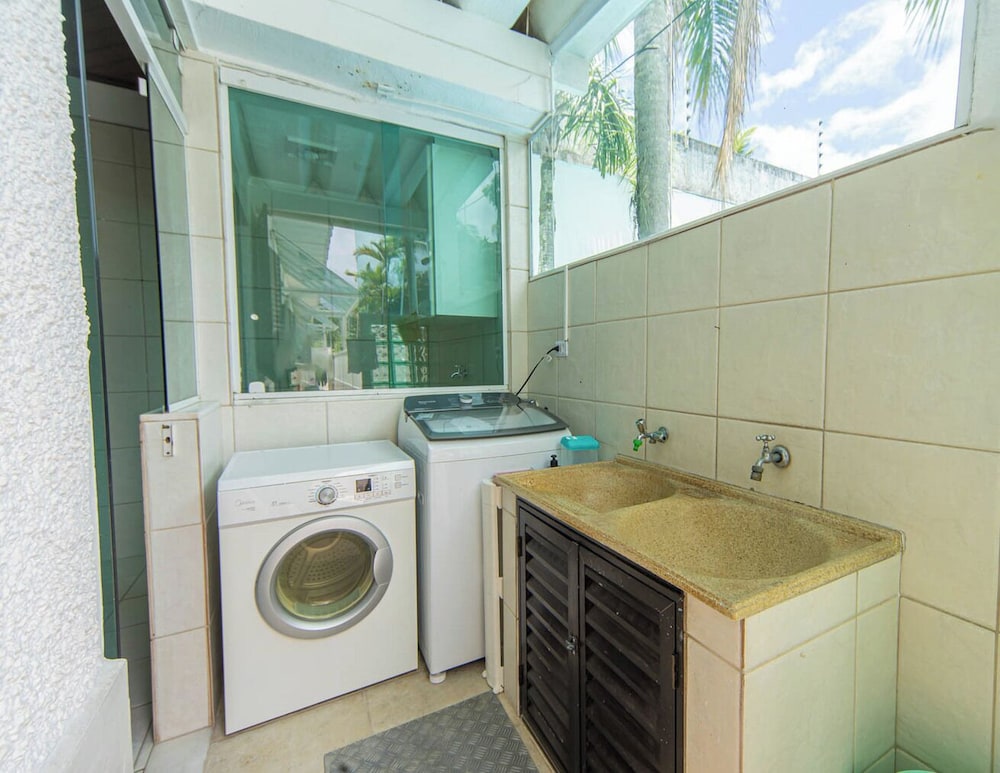 Casa Pet Friendly com 3 su tes a 200m da Praia