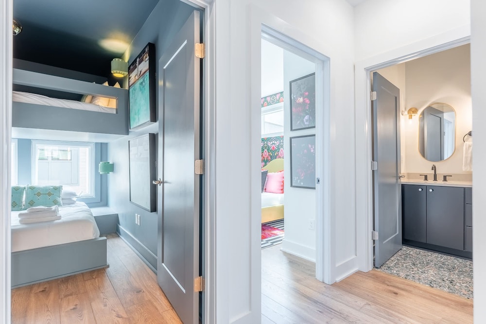 Luxe Group Stay With Hot Tub Rooftop Lounge