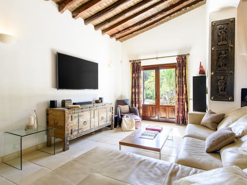 Traditional Villa With Garden