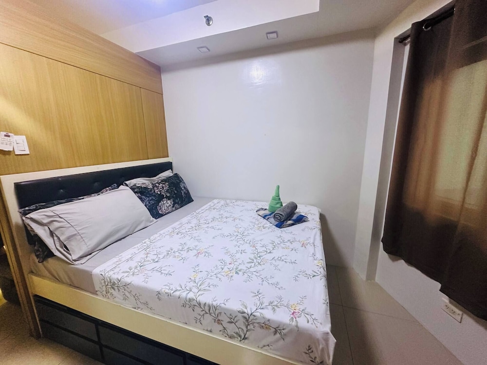Ritzy Pasay Getaway - Entire Apartment for Rent
