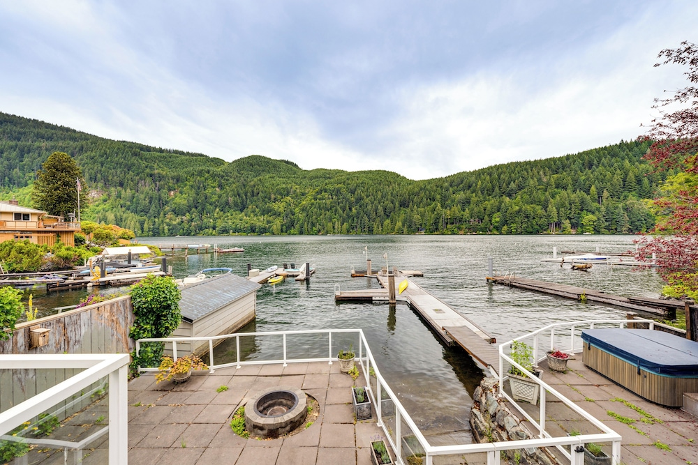 Waterfront Home on Lake Samish w/ Hot Tub & Dock!