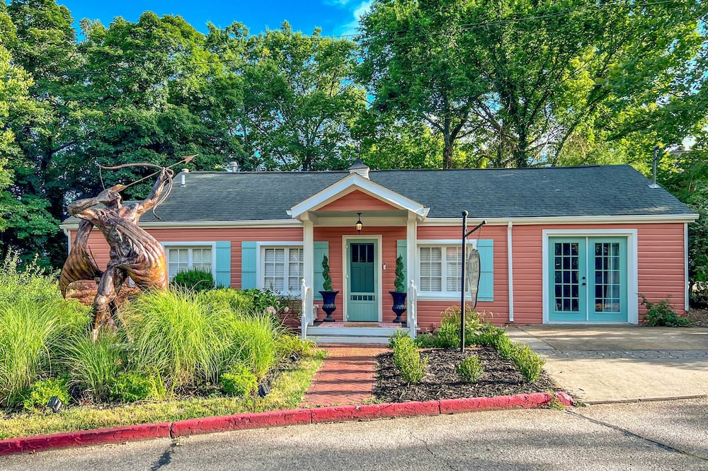 Eclectic 'osage Cottage' in Historic District