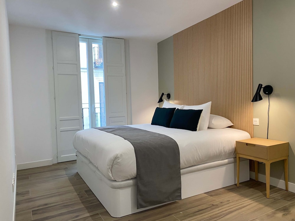 w Bright 2BR w Sunny Terrace in Chueca