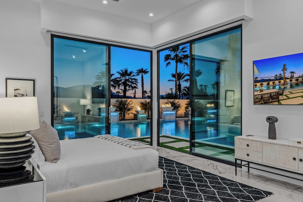Fine Luxe Retreat w/ Pool & Hot Tub Bravo Villa #15 by Avantstay